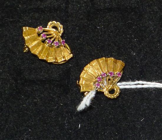 Pair of yellow metal fan earrings